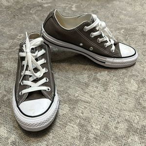 Unisex converse low top tennis shoes women’s size 6 men’s size 4